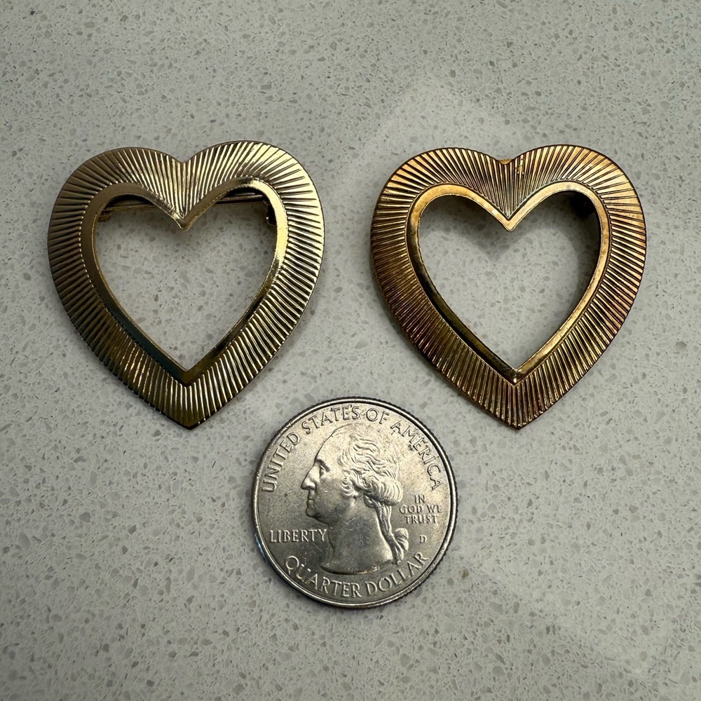 Vintage Heart Brooches Pins Gold Tone Set of Two Valentine's Day - Picture 7 of 7